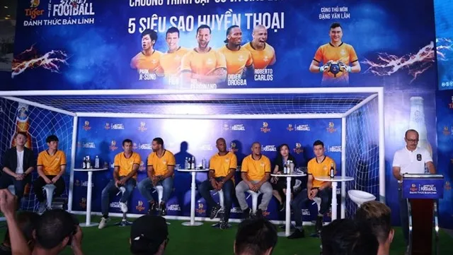 Vietnamese fans meet football legends in HCM City