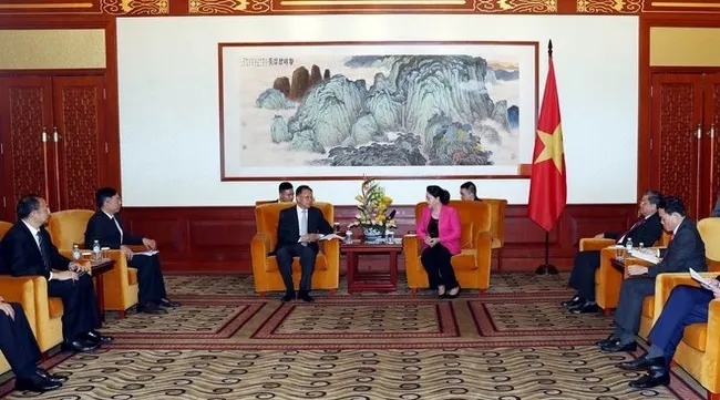Top legislator meets Chinese businesspeople in Beijing