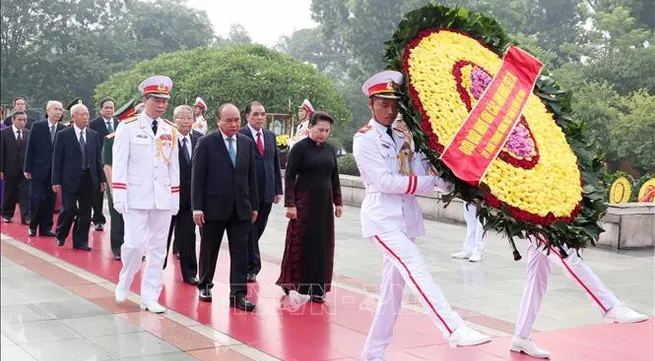 Leaders pay tribute to martyrs and President Ho Chi Minh