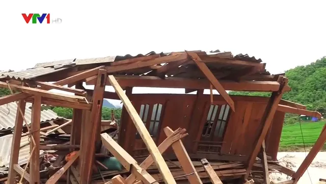 Police officer dies while helping flood-affected residents