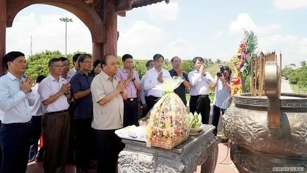 Prime Minister pays tribute to martyrs in Quang Tri