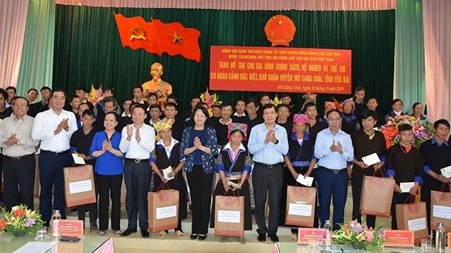 Vice President presents gifts in Yen Bai province