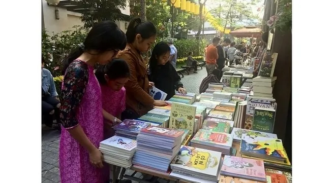Hanoi: Various activities invite visitors to Spring Book Street