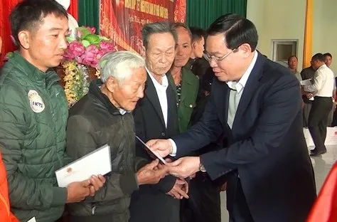Deputy PM present gifts to poor households in Nghe An prov.