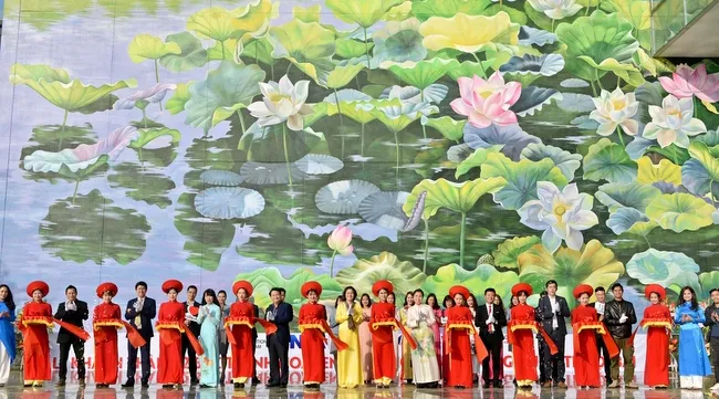 Lotus murals unveiled at Noi Bai international airport