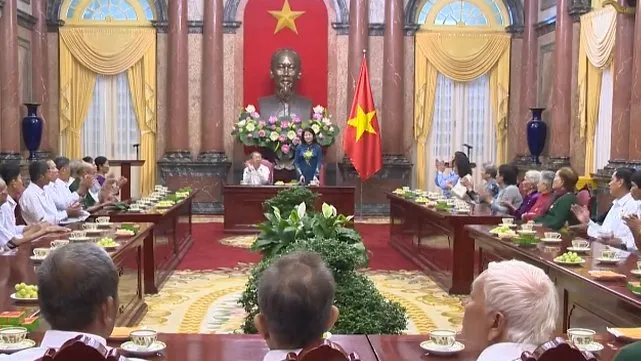Vice President receives national contributors from Hau Giang province