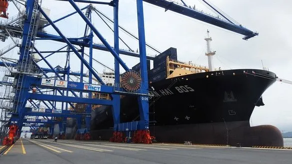 Hai Phong international terminal welcomes first container ship