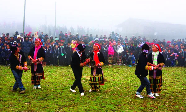 Khen festival opens in Sapa