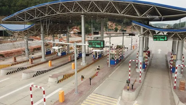 Hạ Long-Vân Đồn Expressway opens to traffic