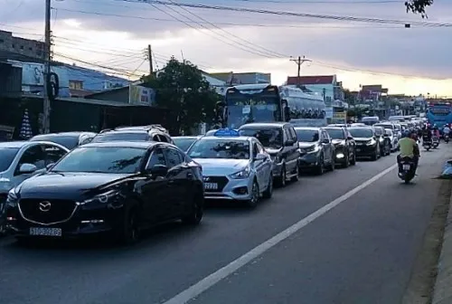 5-car pileup blocks Đà Lạt highway