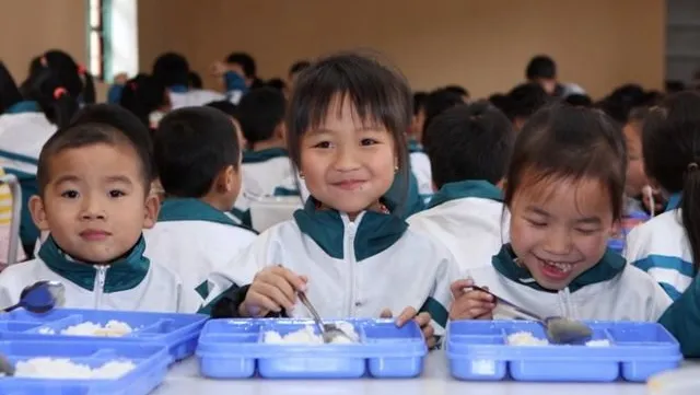 Parents oversee school meals