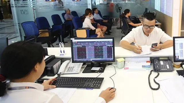 VN stocks inch up amid market caution