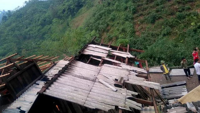 Rain and high winds destroy houses in the north
