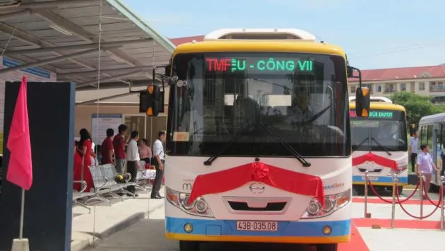 Bus service links Đà Nẵng’s centre with IZs