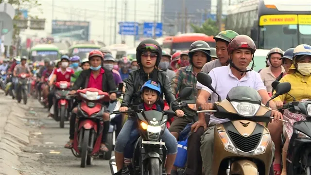 Heavy holiday traffic blocks highways into Hà Nội, HCM City