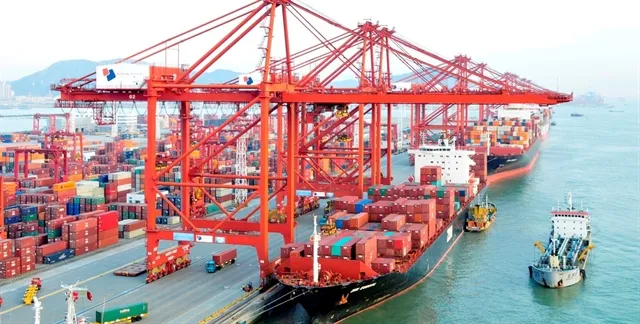 Việt Nam’s trade surplus narrows in first four months of 2019