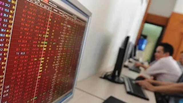 VN stocks plummet, insurance stocks hit hard