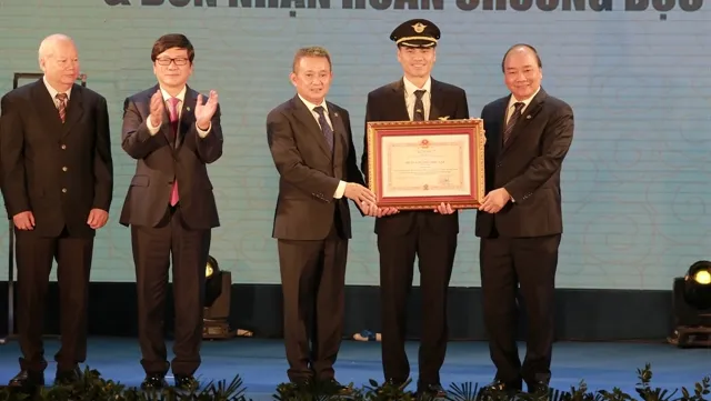 PM hopes Vietnam Airlines to become 5-star airline soon
