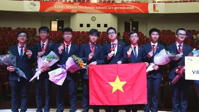 Vietnamese students bring home Asian physics prizes