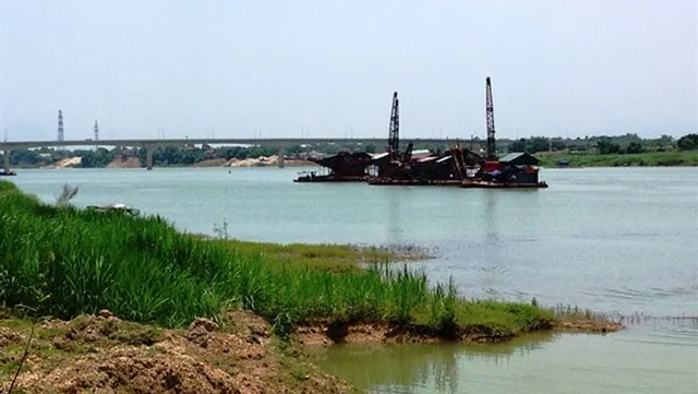Hà Nội's effort to eliminate illegal sand depots
