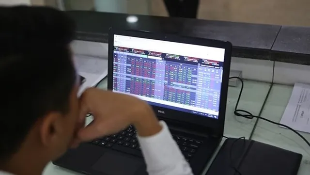 VN stocks slip as economic worries return