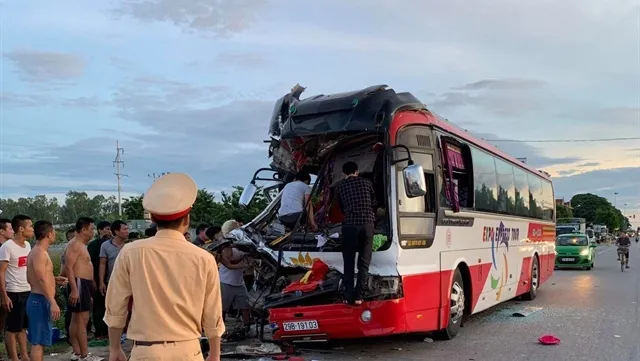 One dies, 14 injured in accident