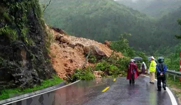 Landslides cause traffic jam on highway in Lai Châu
