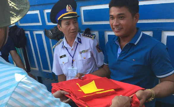 Fishing boat saves 32 Chinese fishermen