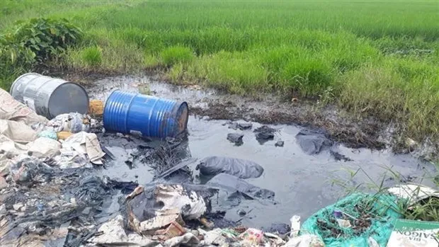 Chemical drums dumped on the side of Thăng Long Boulevard