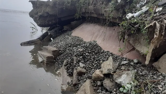 Sea dyke damaged by typhoon in Hà Tĩnh