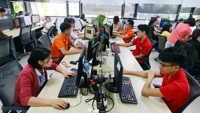 VN-Index stops declining, tech shares jump on earnings report