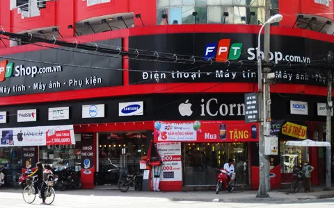 VN-Index gains for second day, pre-purchases boost retail stocks