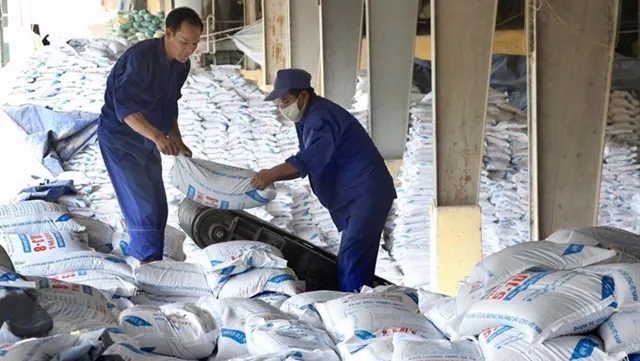 Fertiliser stocks nosedive on difficulties
