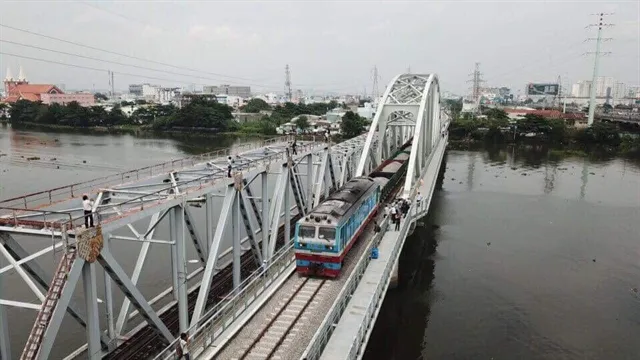 New bridge in HCM City crossing Sài Gòn River opens to train traffic