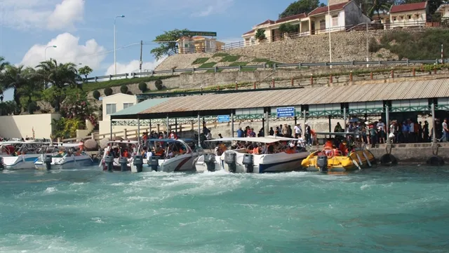 Three Vietnamese tourists rescued in Nha Trang Bay