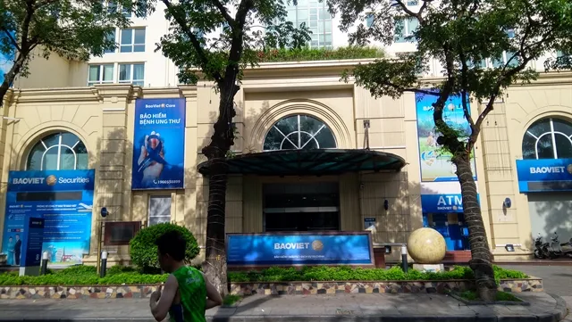 Shares open week on negative note, foreign net sells continue