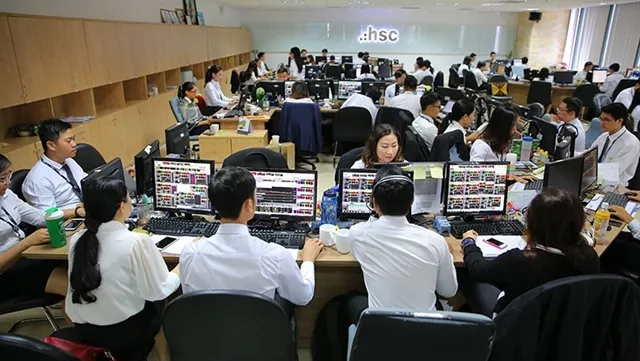VN stocks slide on overall worries