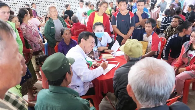 Vietnamese doctors provide free health checks to Lao patients