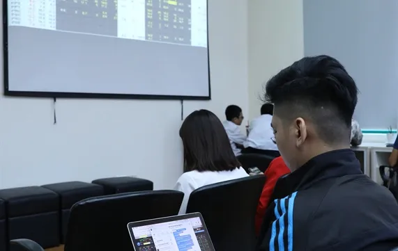 Stocks reverse in the afternoon on trade talk worries