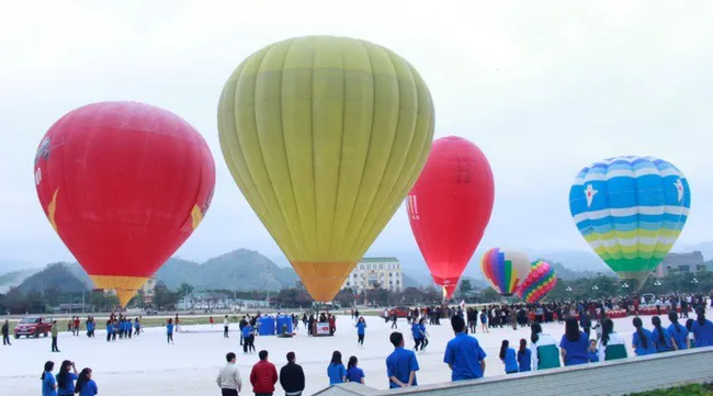 2nd international air balloon festival opens in Moc Chau