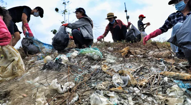 Young people in HCM work together to clean rivers