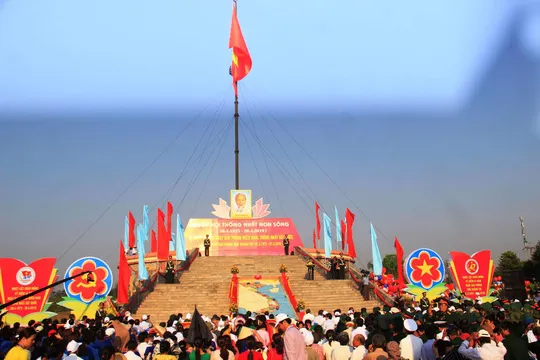 Flag- raising ceremony in Quang Tri marks National Reunification Day