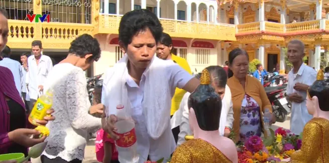 Buddhist ritual bathing in the Chol Chnam Thmay Festival