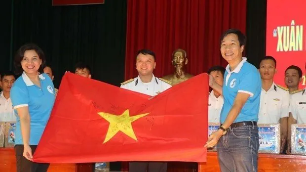 Tet gifts presented to soldiers on Truong Sa, DK1 platform