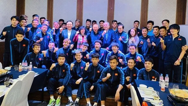 Vietnamese Ambassador to RoK presents gifts to U23 team