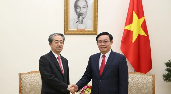 Deputy PM Vuong Dinh Hue receives Chinese Ambassador