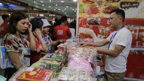 Vietnam-Thailand shopping and cuisine fair opens in An Giang