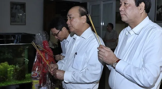 PM pays tribute to late Party, State leaders ahead of Tet