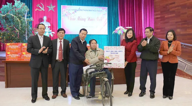 Senior leaders deliver Tet wishes and gifts to people nationwide