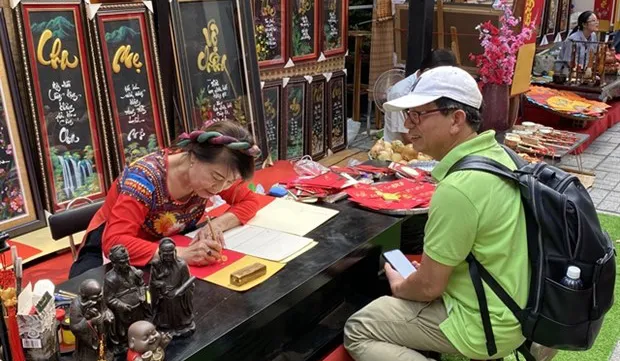 HCM City's residents flock to Tet calligraphy markets